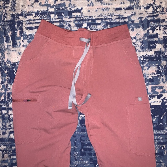 Figs scrub set in mauve. - Picture 3 of 4